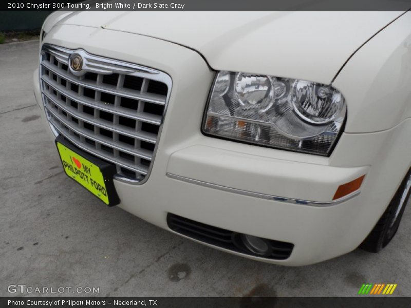 Bright White / Dark Slate Gray 2010 Chrysler 300 Touring