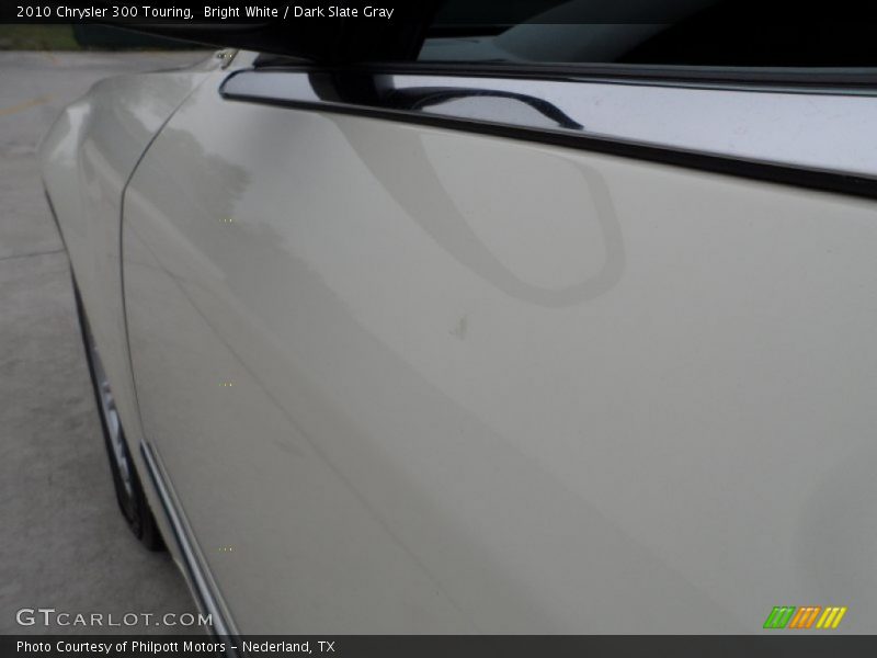 Bright White / Dark Slate Gray 2010 Chrysler 300 Touring