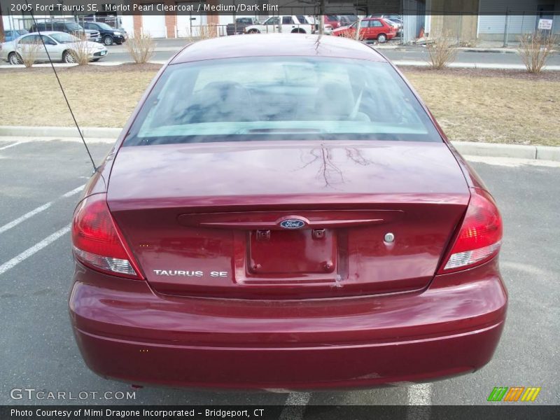 Merlot Pearl Clearcoat / Medium/Dark Flint 2005 Ford Taurus SE