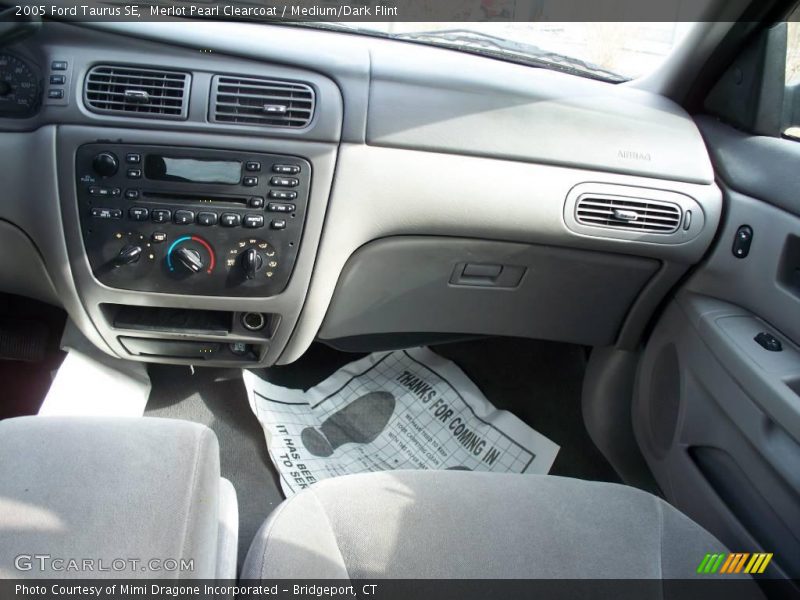 Merlot Pearl Clearcoat / Medium/Dark Flint 2005 Ford Taurus SE