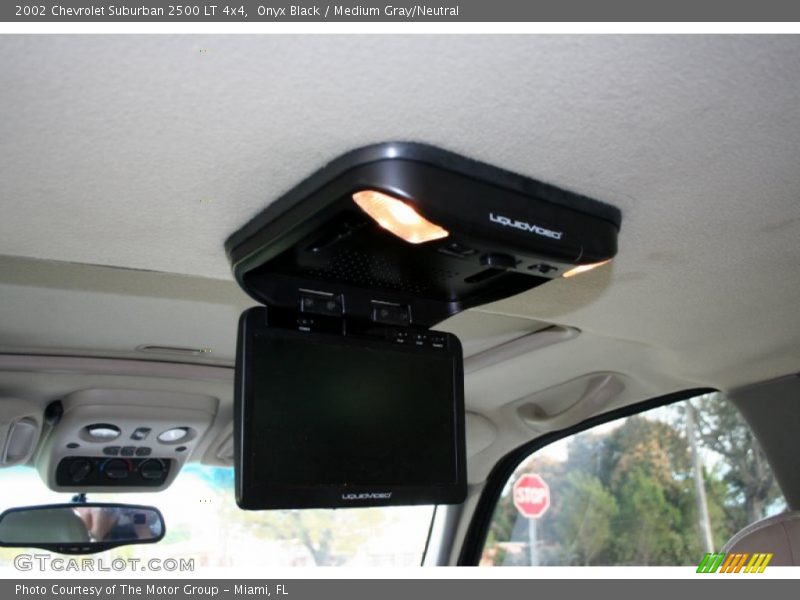Onyx Black / Medium Gray/Neutral 2002 Chevrolet Suburban 2500 LT 4x4