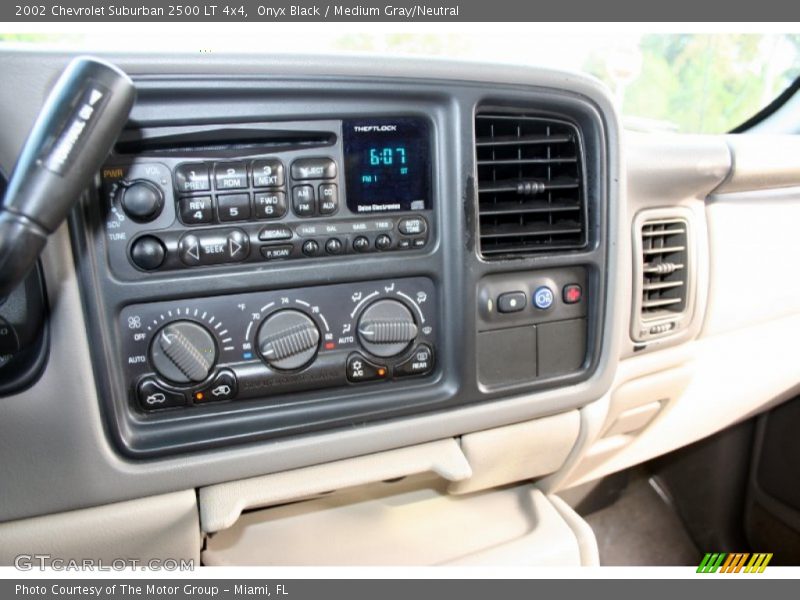 Onyx Black / Medium Gray/Neutral 2002 Chevrolet Suburban 2500 LT 4x4