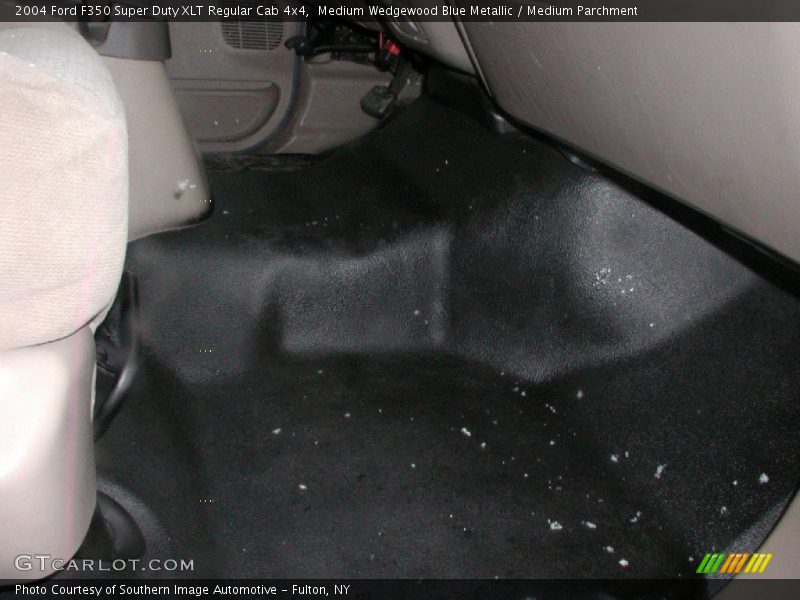 Medium Wedgewood Blue Metallic / Medium Parchment 2004 Ford F350 Super Duty XLT Regular Cab 4x4