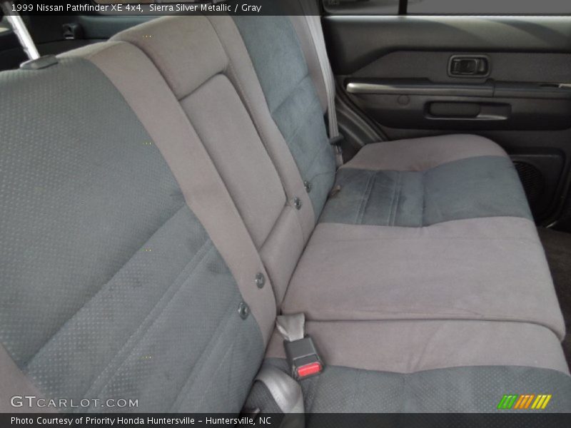 Sierra Silver Metallic / Gray 1999 Nissan Pathfinder XE 4x4
