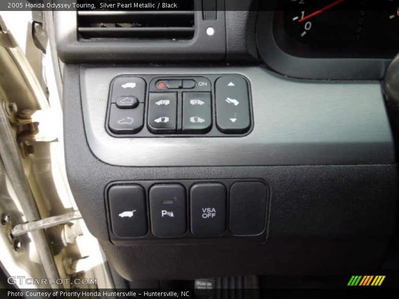 Silver Pearl Metallic / Black 2005 Honda Odyssey Touring