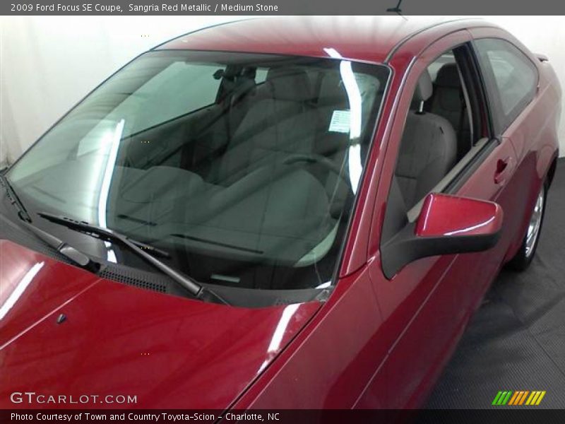 Sangria Red Metallic / Medium Stone 2009 Ford Focus SE Coupe