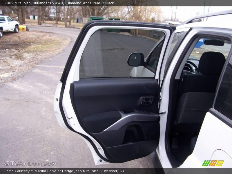 Diamond White Pearl / Black 2009 Mitsubishi Outlander ES 4WD