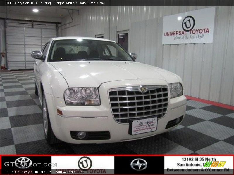 Bright White / Dark Slate Gray 2010 Chrysler 300 Touring