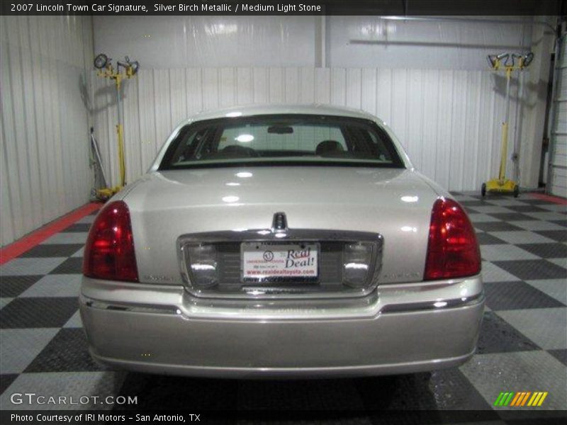 Silver Birch Metallic / Medium Light Stone 2007 Lincoln Town Car Signature