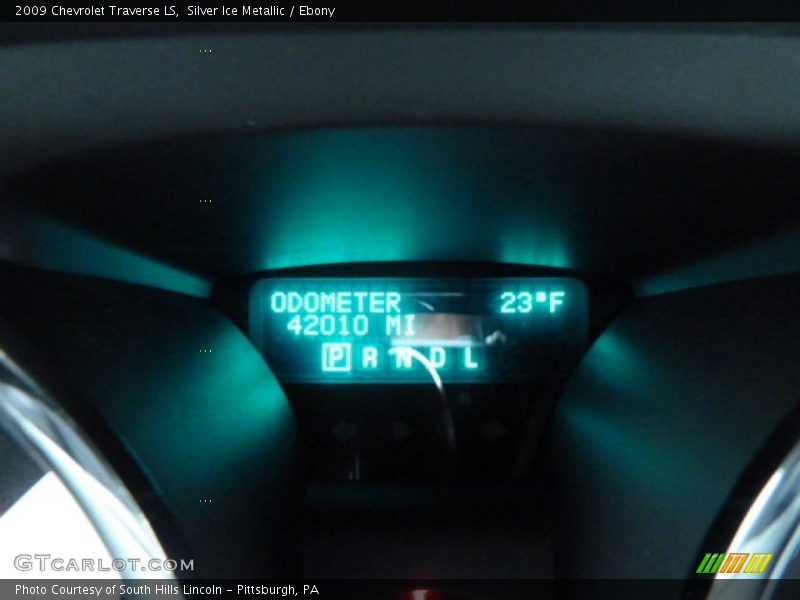 Silver Ice Metallic / Ebony 2009 Chevrolet Traverse LS