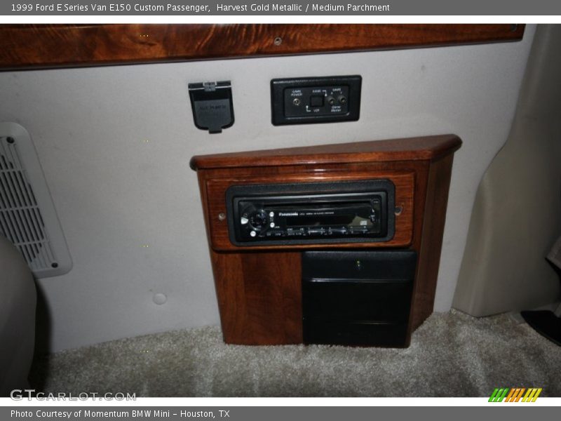 Harvest Gold Metallic / Medium Parchment 1999 Ford E Series Van E150 Custom Passenger