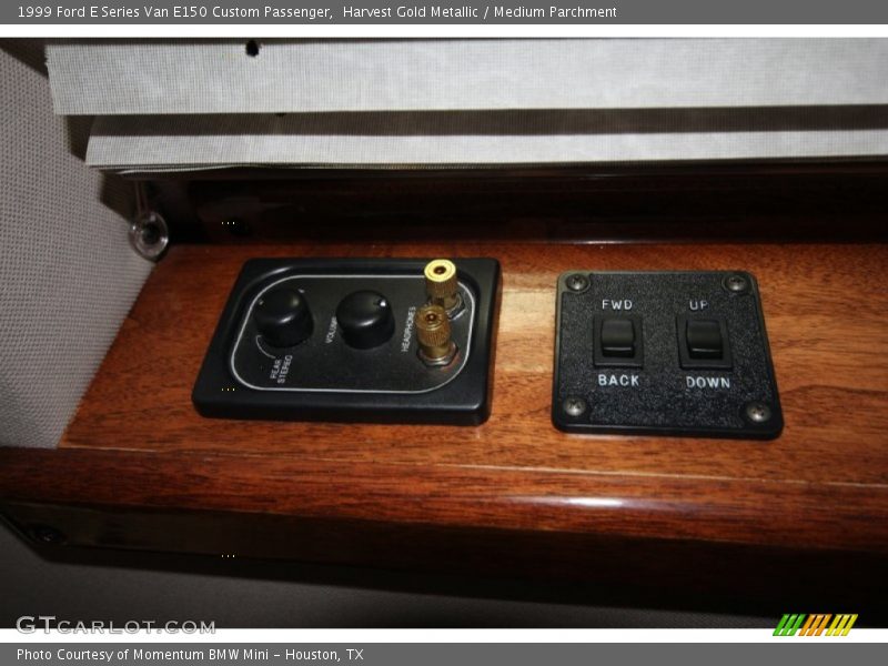 Harvest Gold Metallic / Medium Parchment 1999 Ford E Series Van E150 Custom Passenger