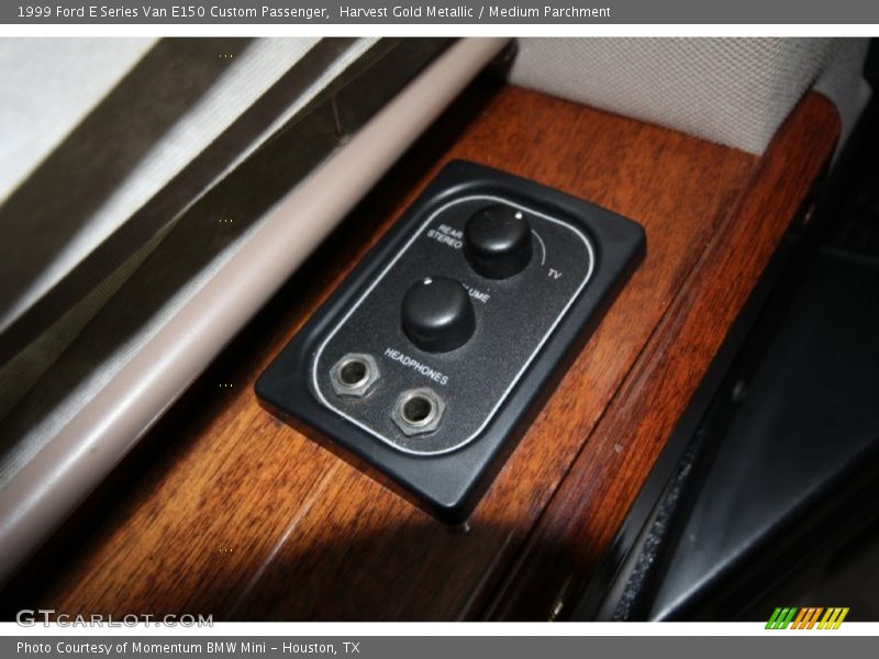 Harvest Gold Metallic / Medium Parchment 1999 Ford E Series Van E150 Custom Passenger