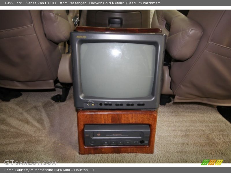 Harvest Gold Metallic / Medium Parchment 1999 Ford E Series Van E150 Custom Passenger