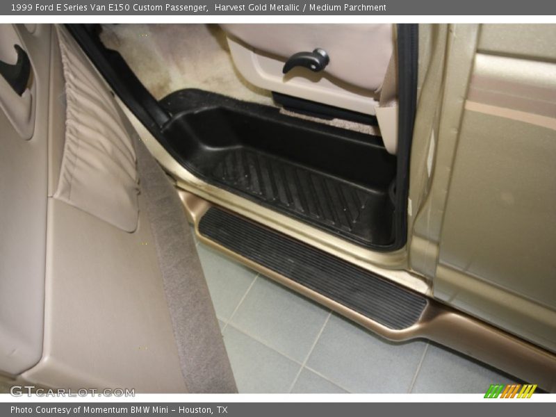 Harvest Gold Metallic / Medium Parchment 1999 Ford E Series Van E150 Custom Passenger