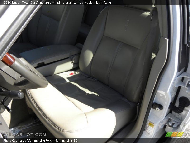 Vibrant White / Medium Light Stone 2010 Lincoln Town Car Signature Limited