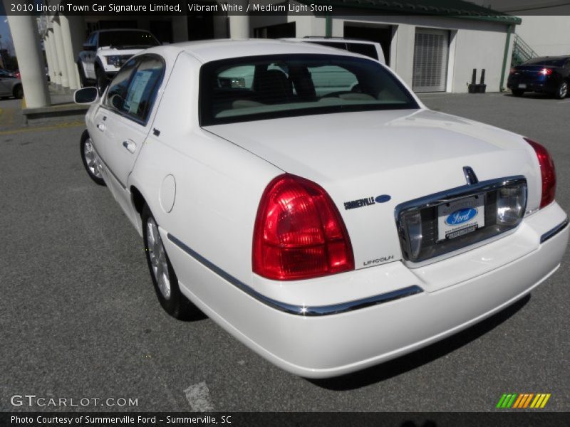 Vibrant White / Medium Light Stone 2010 Lincoln Town Car Signature Limited