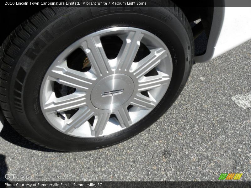 Vibrant White / Medium Light Stone 2010 Lincoln Town Car Signature Limited