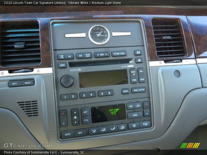 Vibrant White / Medium Light Stone 2010 Lincoln Town Car Signature Limited