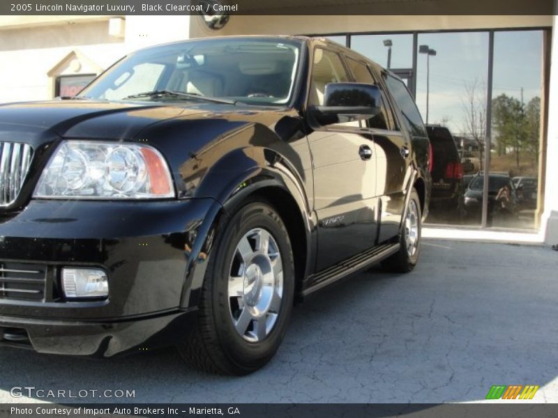 Black Clearcoat / Camel 2005 Lincoln Navigator Luxury