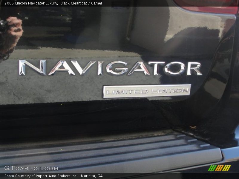 Black Clearcoat / Camel 2005 Lincoln Navigator Luxury