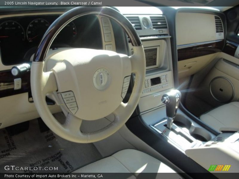 Black Clearcoat / Camel 2005 Lincoln Navigator Luxury