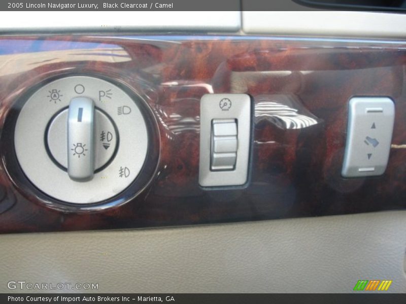 Black Clearcoat / Camel 2005 Lincoln Navigator Luxury