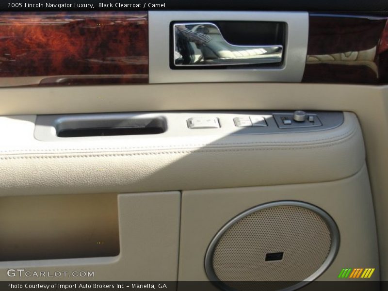 Black Clearcoat / Camel 2005 Lincoln Navigator Luxury