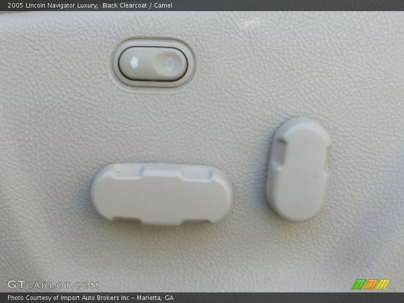 Black Clearcoat / Camel 2005 Lincoln Navigator Luxury