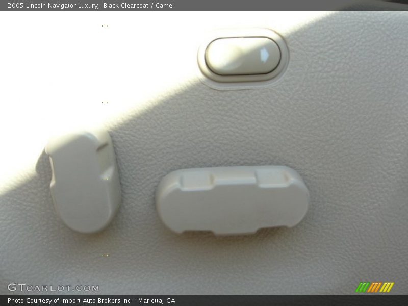 Black Clearcoat / Camel 2005 Lincoln Navigator Luxury