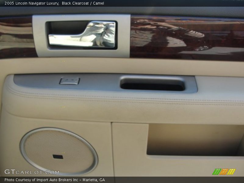 Black Clearcoat / Camel 2005 Lincoln Navigator Luxury