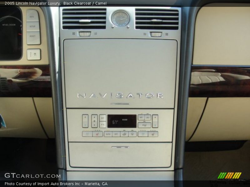 Black Clearcoat / Camel 2005 Lincoln Navigator Luxury
