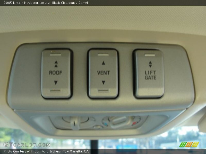 Black Clearcoat / Camel 2005 Lincoln Navigator Luxury