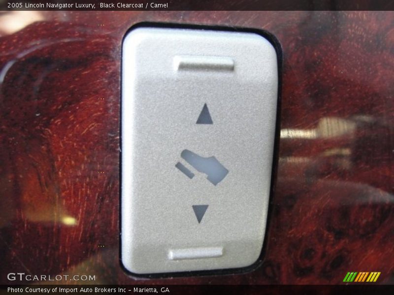 Black Clearcoat / Camel 2005 Lincoln Navigator Luxury