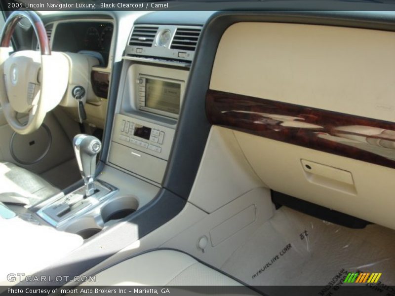 Black Clearcoat / Camel 2005 Lincoln Navigator Luxury
