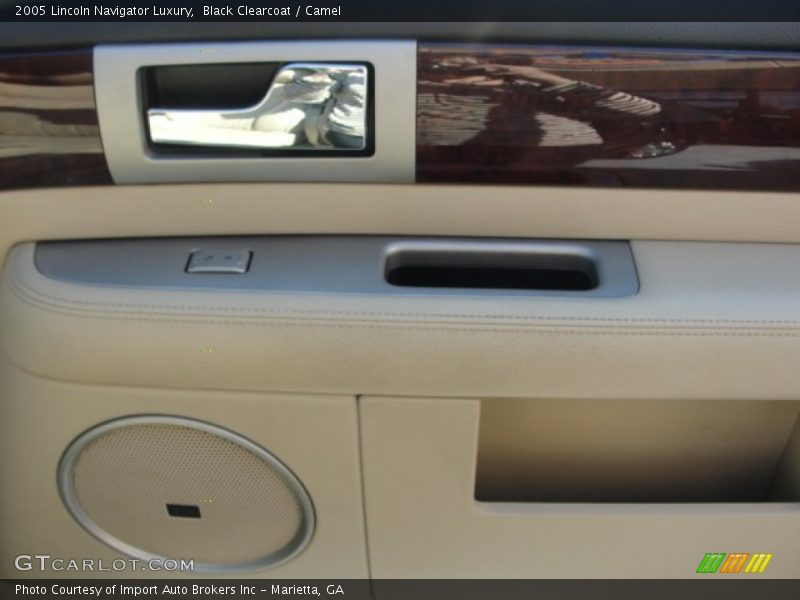 Black Clearcoat / Camel 2005 Lincoln Navigator Luxury