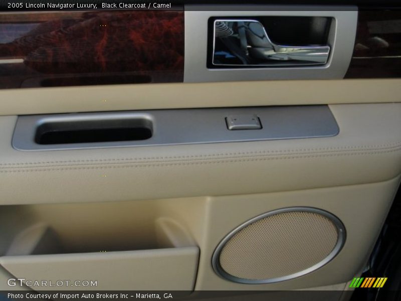 Black Clearcoat / Camel 2005 Lincoln Navigator Luxury