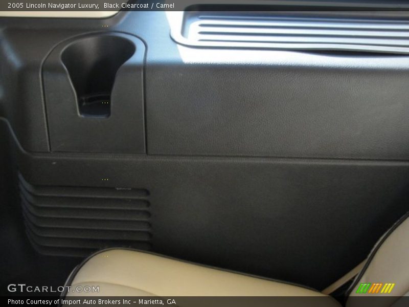 Black Clearcoat / Camel 2005 Lincoln Navigator Luxury