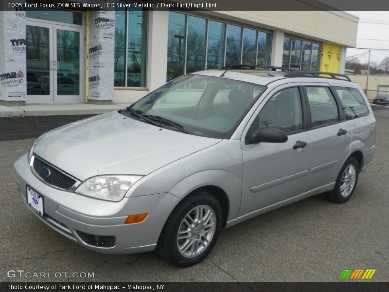 Front 3/4 View of 2005 Focus ZXW SES Wagon