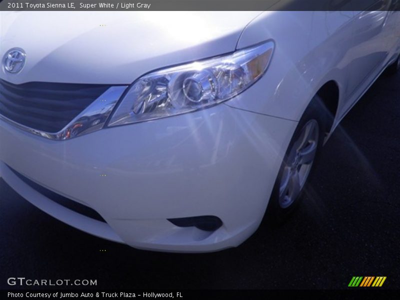 Super White / Light Gray 2011 Toyota Sienna LE