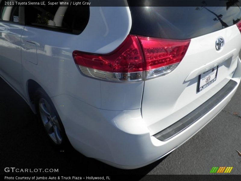 Super White / Light Gray 2011 Toyota Sienna LE