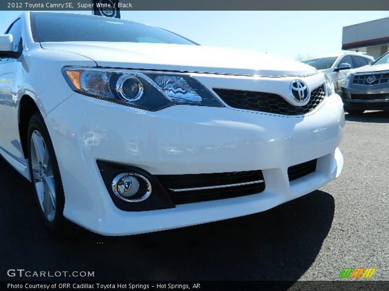Super White / Black 2012 Toyota Camry SE