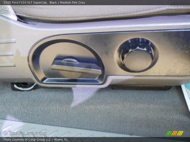 Black / Medium Flint Grey 2005 Ford F150 XLT SuperCab