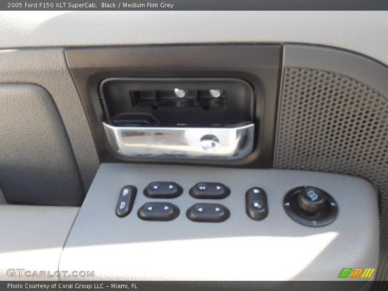 Black / Medium Flint Grey 2005 Ford F150 XLT SuperCab