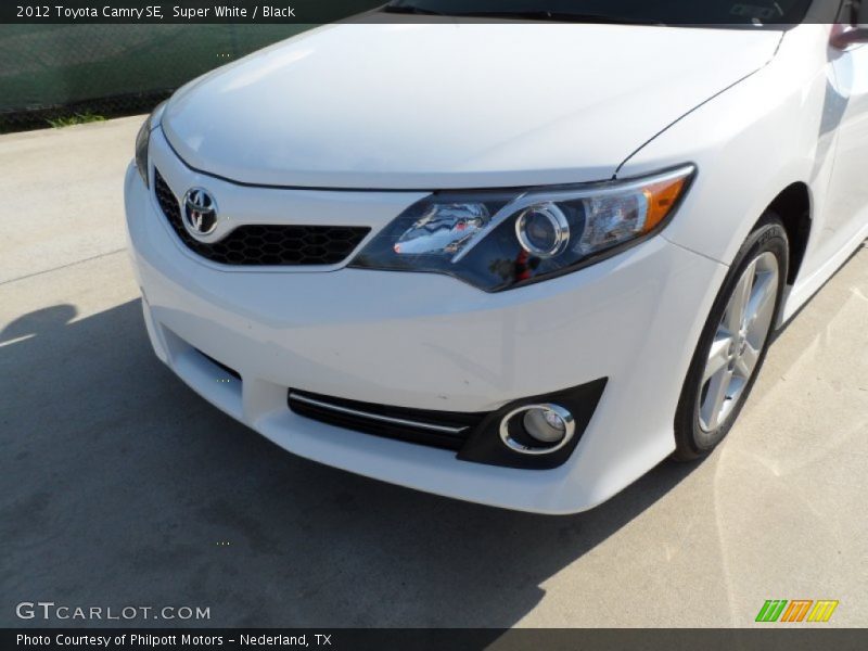 Super White / Black 2012 Toyota Camry SE