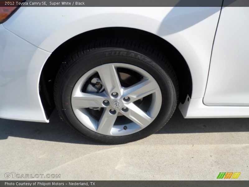 Super White / Black 2012 Toyota Camry SE