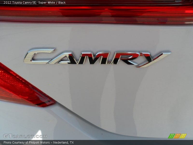 Super White / Black 2012 Toyota Camry SE