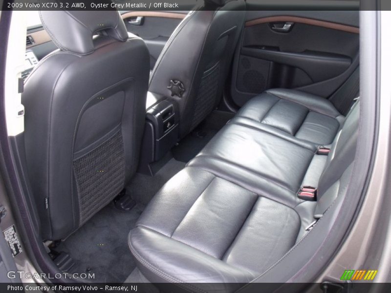 Oyster Grey Metallic / Off Black 2009 Volvo XC70 3.2 AWD