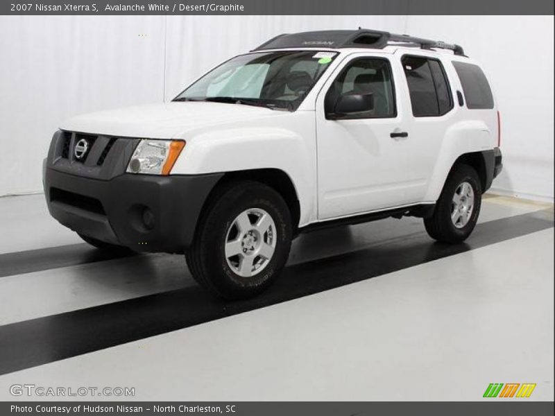 Avalanche White / Desert/Graphite 2007 Nissan Xterra S