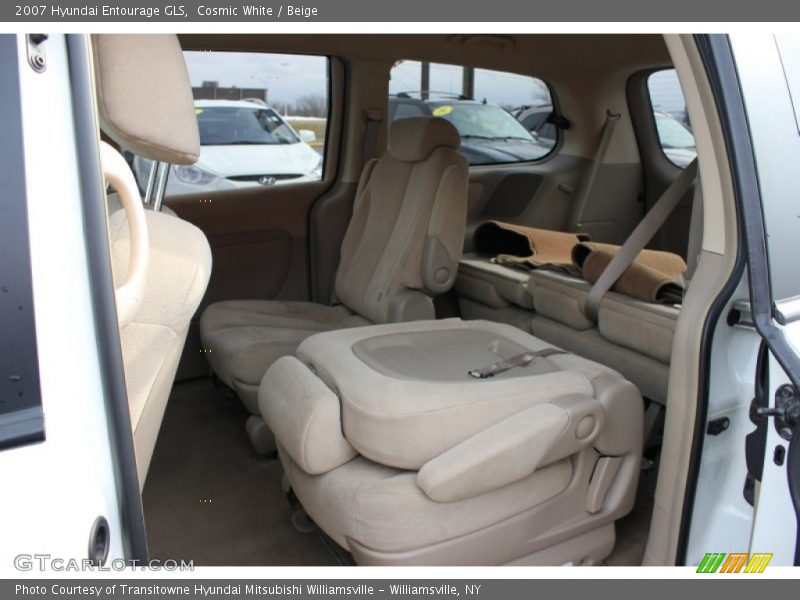 Cosmic White / Beige 2007 Hyundai Entourage GLS